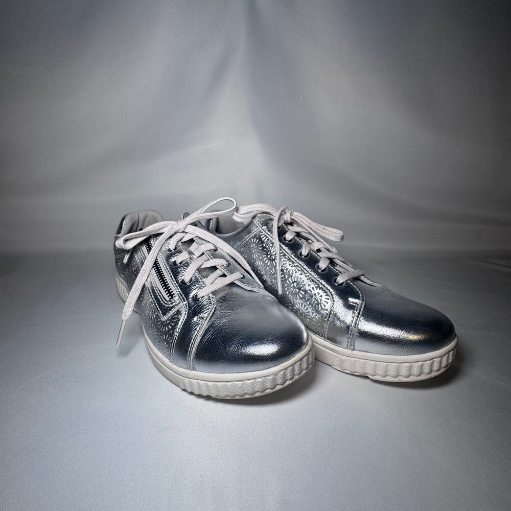 Clarks A678267 Women's 10 Embossed Leather Slip On Sneaker Silver NEW